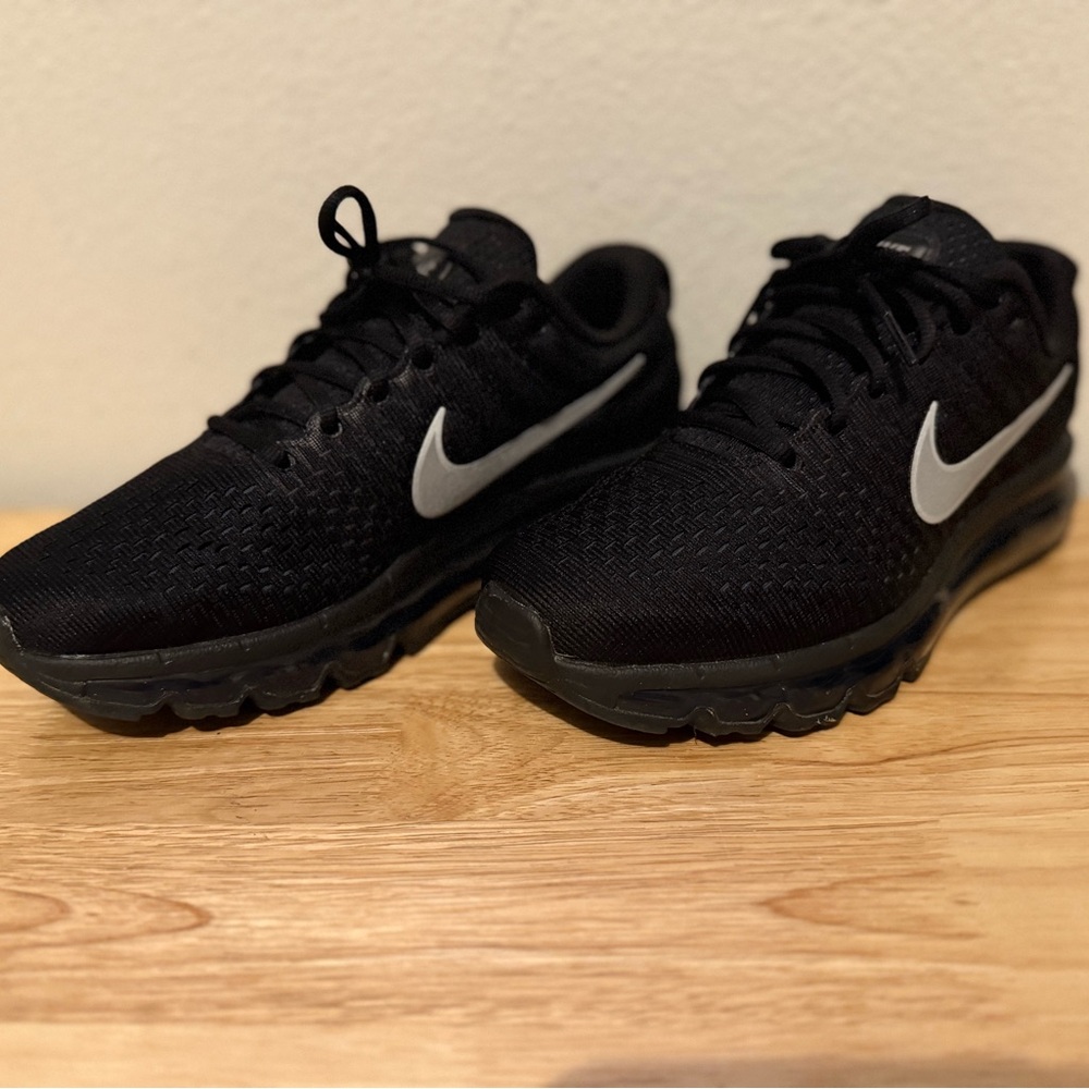 Nike Air Max Men's Black and Silver